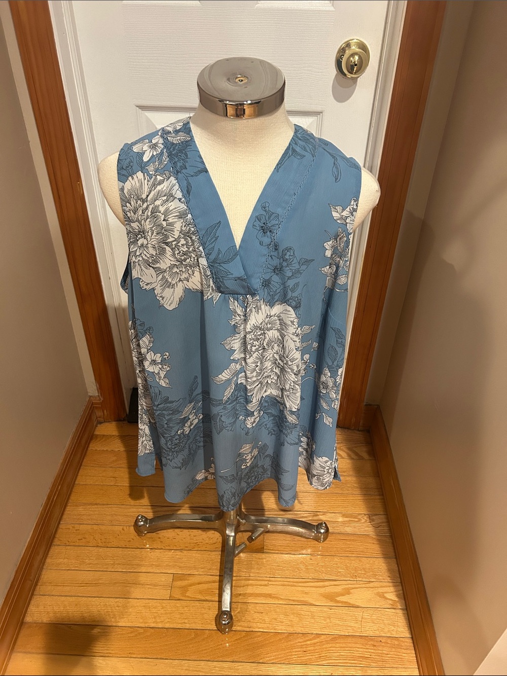 Roz & Ali Blue Floral V-Neck Sleeveless Camisole